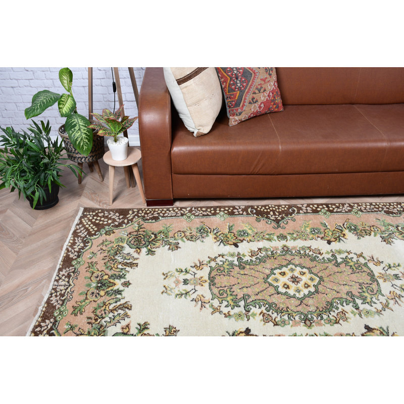 Tapis turc authentique tissé à motif floral traditionnel dans des tons de terre pour une décoration intérieure élégante