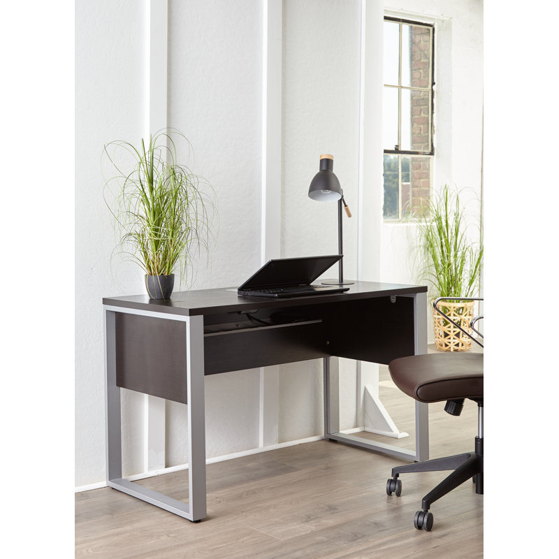 Bureau avec prises intégrées Maysey, H 28,7 po x l 63 po x P 32 po, Espresso / Argent