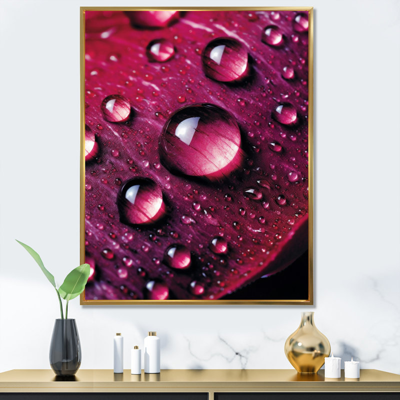 Rose rouge avec des gouttes de pluie, Cadre flottant doré, H 40 po x l 30 po x P 1,5 po