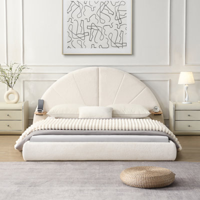 Lit arqué unique en forme de boucle, grand, revêtement beige - Boucl, facile à nettoyer, petite table pour plus de commodité, stable au sol, ajout de chambre à coucher élégante, grand lit luxueux, touche confortable,