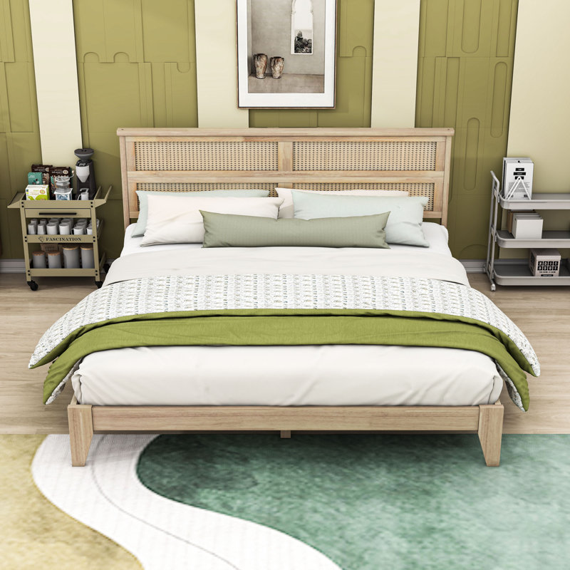 Lit plateforme en bois avec tête de lit en rotin tissé à la main, pieds centraux et rangement spacieux sous le lit, King