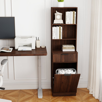 Armoire de rangement haute cannelée étroite avec compartiment à poubelle caché, armoire autoportante en noyer, tablettes ouvertes ouvertes et tiroir, anti-basculement pour la cuisine et le bureau à domicile (poubelle non incluse)
