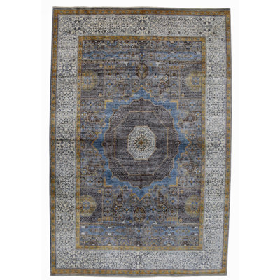Hand Knotted Wool Area Rug in Silver And White