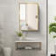 Armoire de salle de bain polyvalente avec miroir, murale ou encastrée pour une solution de rangement compacte et élégante.