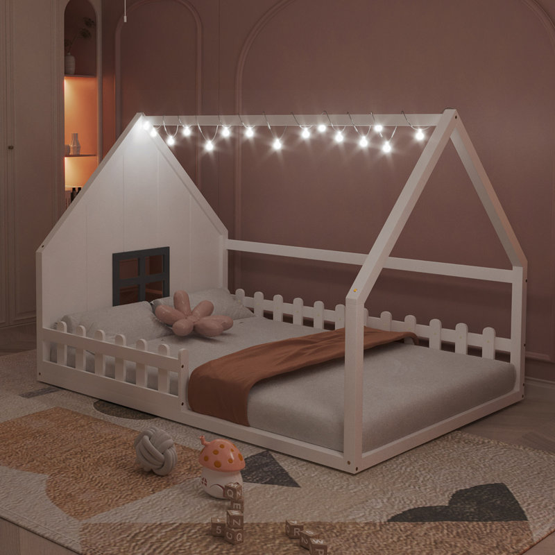 Lit en bois avec fenêtre et clôture