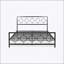 Élégante base de lit en métal très grand avec motif géométrique et lattes de soutien, parfaite pour les chambres à coucher modernes-701745226