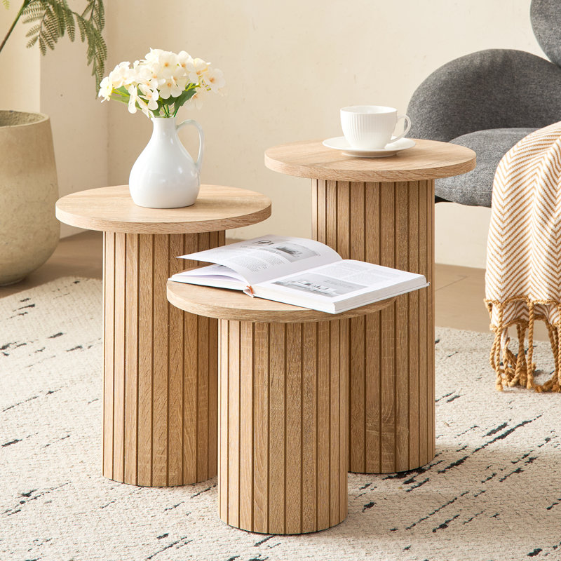 Ensemble de 3 tables gigognes rondes modernes, bases cylindriques Groove Line avec placage grain de bois, Naturel
