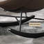 Une chaise berçante en bois massif de style simple et luxueux-100998243
