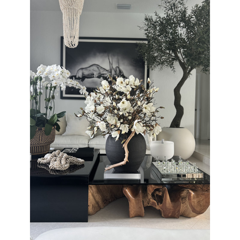 Vase noir avec magnolias blancs 