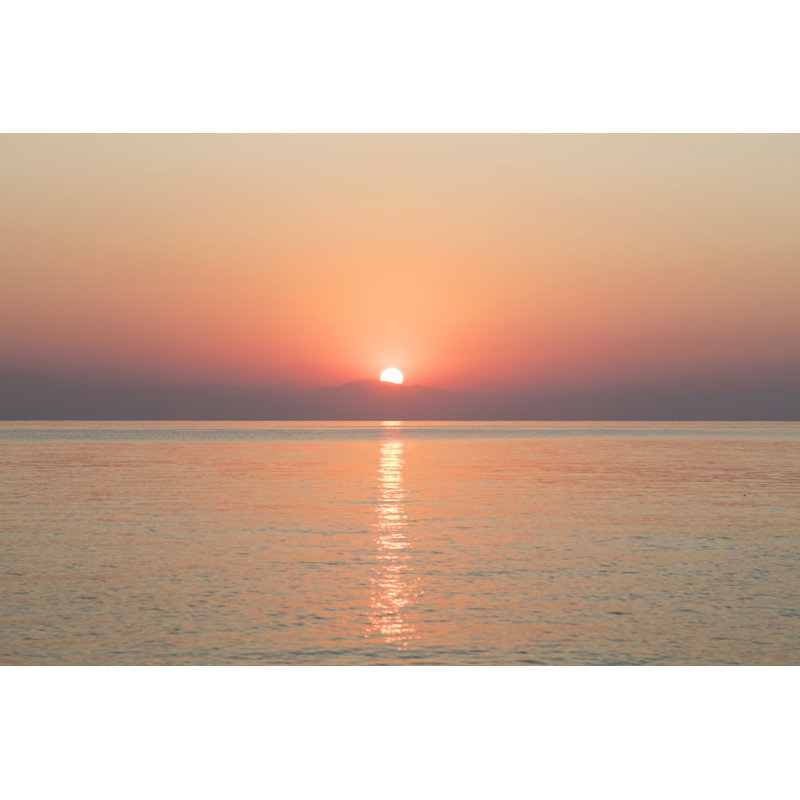 «Sunrise over Water» par Eseruyanik - Photographie sur toile tendue, H 32 po x l 48 po x P 1,25 po