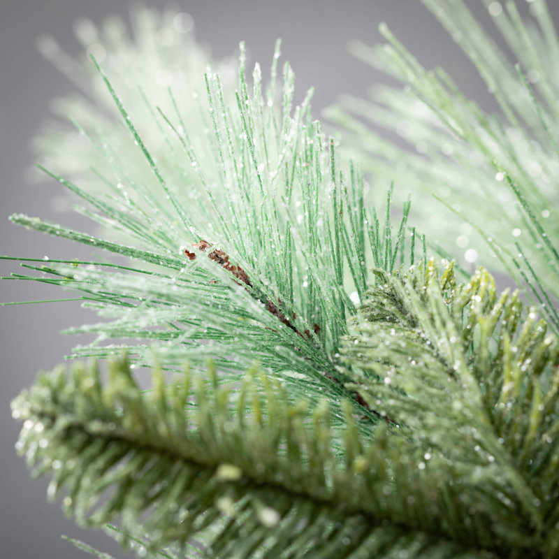 Couronne de Noël artificielle en pin givré 24 po, vert