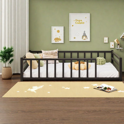 Lits simples sécuritaires, structure de plancher en métal robuste, chambre d'enfant compacte moderne
