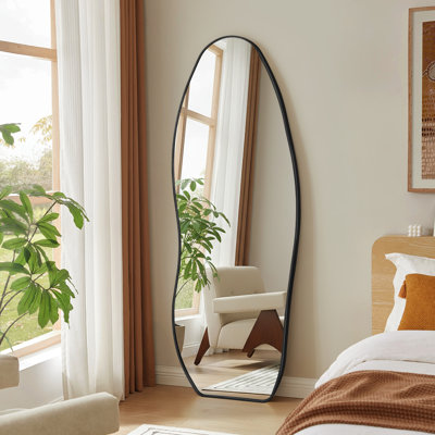Miroir moderne moderne irrégulier avec cadre en aluminium, conception murale ou autoportante