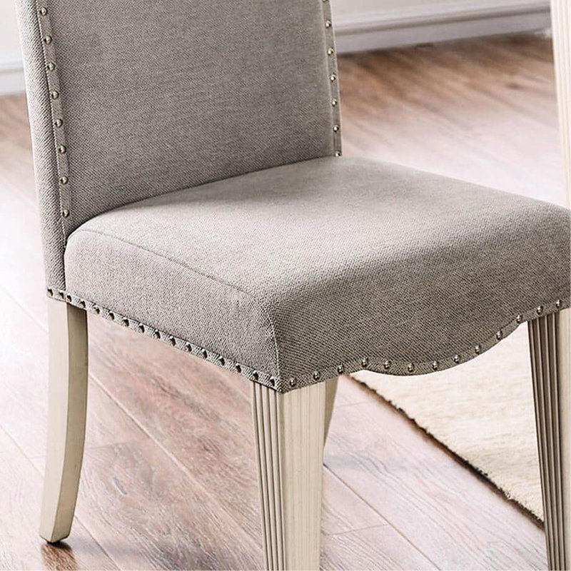 2 chaises transitionnelles 2 pièces, blanc antique et gris, revêtement en tissu, dossier à dos de chameau, pieds cannelés, 2 chaises en bois massif de style transitionnel, chaise, dossier, toutes les pièces sont revêtues