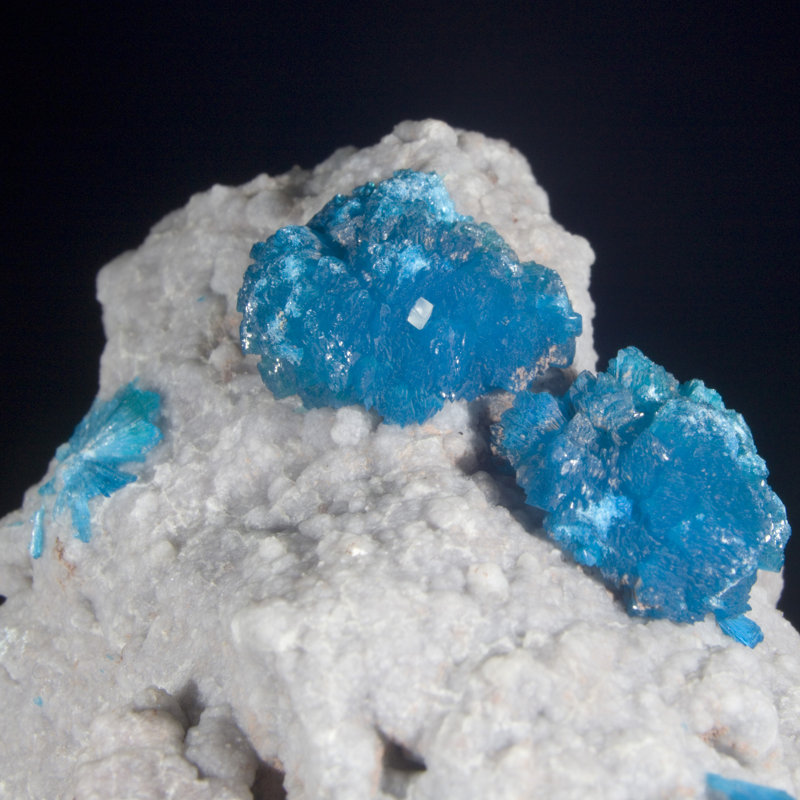 Cavansite avec calcite cubique miniature