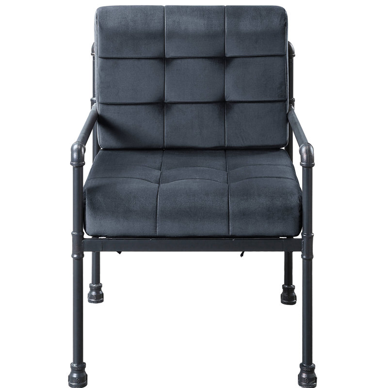 Fauteuil d'appoint gris avec lignes industrielles et dossier confortable en velours de style industriel