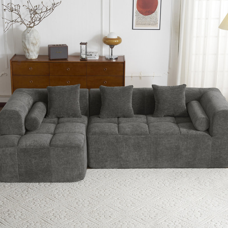 Modulaire 101,2 po pour le salon, gris. Fabrication en mousse haute. Élégante courbée. 3 coussins carrés et 2 traversins inclus. Dossier de style américain. Capacité de siège de 250 lb. Hauteur de 17,3 po. Chenille