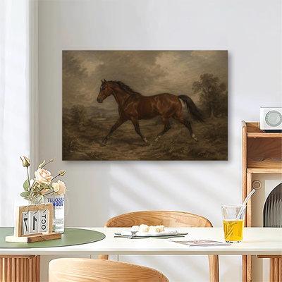 Cheval bai au trot dans un paysage champêtre, peinture à l'huile ancienne, toile vintage pour une décoration intérieure rustique