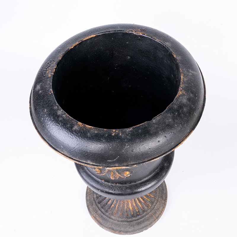 Vase rustique en métal rustique vintage