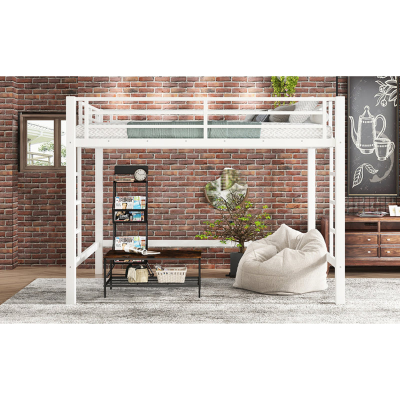 Grand lit mezzanine en métal blanc avec garde-corps, échelles doubles et un meuble facile à assembler pour la chambre à coucher