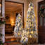 Ensemble de 3 sapins de Noël artificiels pré-illuminés et floqués – Sapins crayon artificiels de 90 cm / 135 cm / 180 cm avec 235 lumières DEL blanc chaud et multicolores, 11 modes d'éclairage et base en pot rustique en toile de jute – Décoration de Noël peu encombrante pour le salon, l'entrée et le porche