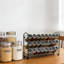 Étagère à épices à 3 niveaux avec 24 pots en verre, 396 étiquettes, entonnoir et marqueur craie | Ensemble de rangement de cuisine tout-en-un pour armoire, comptoir ou fixation murale-1449461981