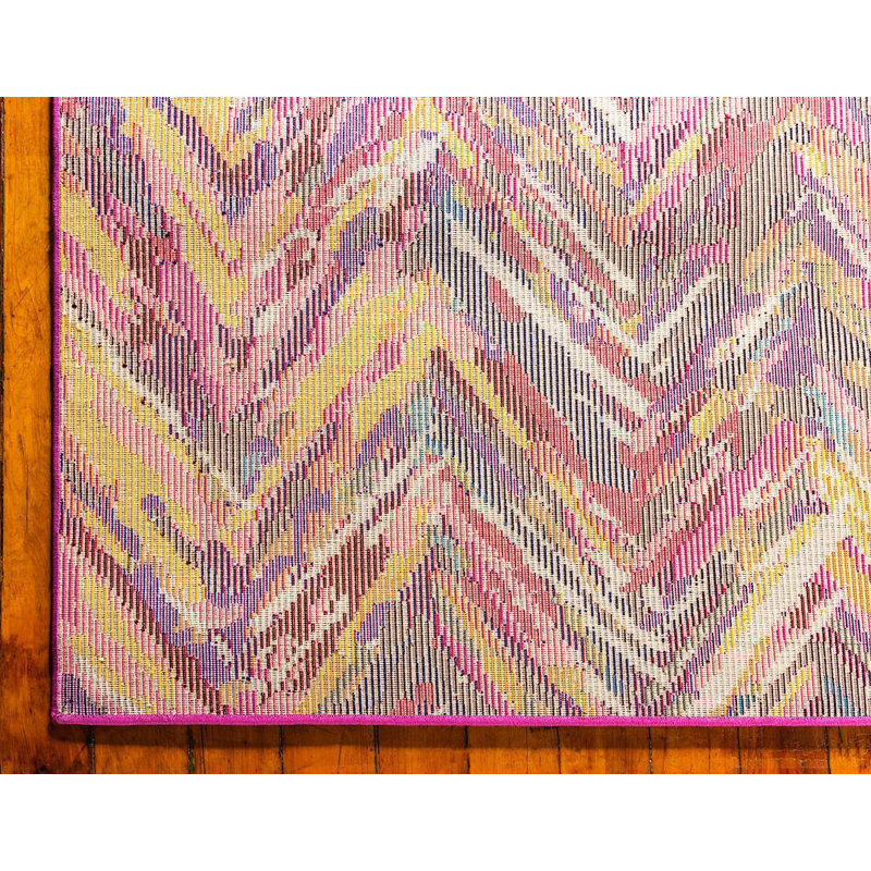 Tapis rose / mauve / rouge à motif de chevrons Shirey, Rectangle 7 pi x 10 pi