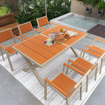 Faites l'expérience de la liberté de manger en plein air avec un ensemble flexible comprenant six chaises et une table