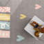 Tapis pour enfants avec arc-en-ciel et cœurs pour chambre de bébé aux couleurs pastel-82997785-114569682