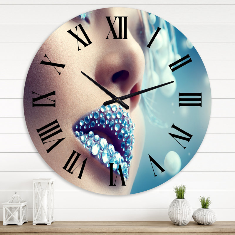 Gros plan de pierres précieuses sur des lèvres de femme - horloge murale moderne, Moyenne