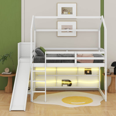 Lit mezzanine simple en bois avec glissade, tablettes de rangement et rampe d'escalade