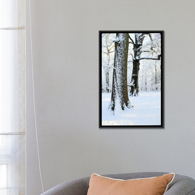 Deux arbres couverts de neige sont imprimés sur toile