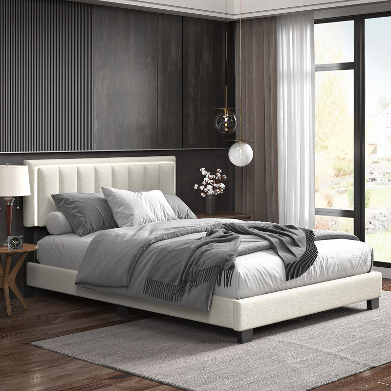 Grand lit plateforme Elowen avec revêtement Boucle et tête de lit à DEL, Crème