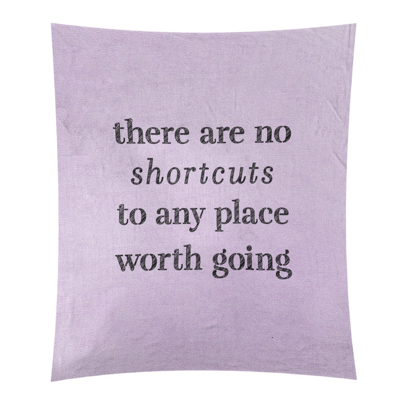 Tapisserie en polyester à l’écriture "no shortcuts", H 27,5 po x l 37,5 po, Mauve / Noir