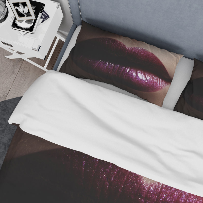 Gros plan sur des lèvres dodues féminines avec des paillettes - ensemble de housse de couette moderne - microfibre de polyester