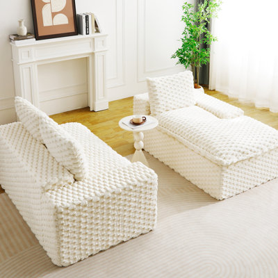 Chaise longue en velours blanc tortue, formes modulables, différentes fonctions, idéale pour recevoir, confort optimal, positions assises en L et droites pour des moments de détente.