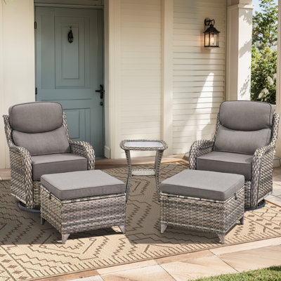 Ensemble de mobilier de patio en osier - Ensemble de conversation modulaire en rotin 5 pièces avec 2 chaises berçantes pivotantes, 2 repose-pieds et 1 table d'appoint pour terrasse