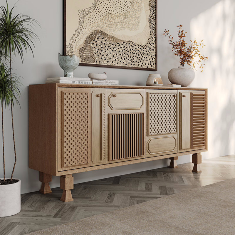 Buffet en bois massif sculpté