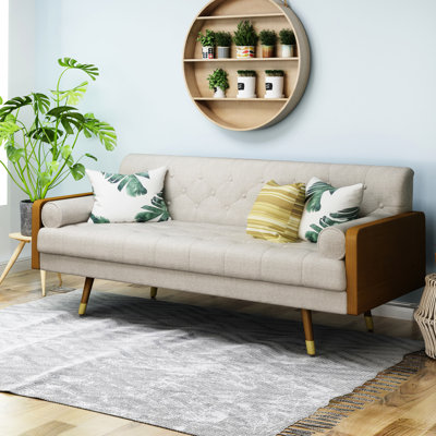 Tissu beige de style moderne du milieu du siècle - Boutons, surpiqûres en losange sur le dossier et l'assise, pieds évasés, 186 cm de largeur x 77,5 cm de profondeur x 82,8 cm de hauteur, avec surpiqûres décoratives, coussins cylindriques inclus.