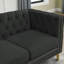 Luxueux canapé rembourré en velours avec accoudoirs carrés capitonnés, idéal pour la détente dans le salon-125575526