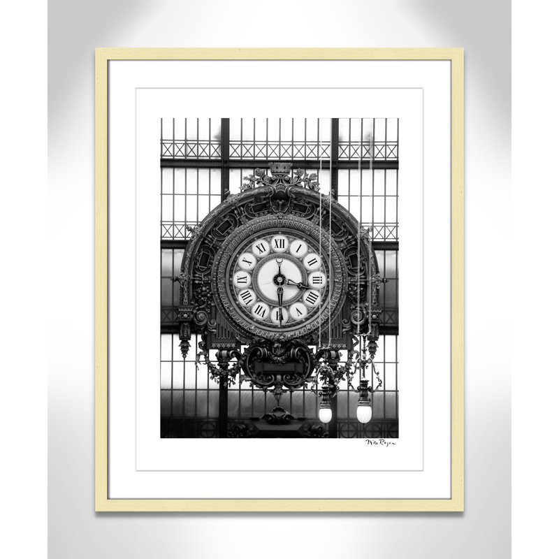 Horloge dorée du musée - impression de Paris par Mike Ragan, Papier avec cadre unique doré, Blanc / Blanc