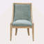 Chaise rembourrée avec garniture cloutée
