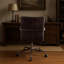 Fauteuil de bureau Harith en cuir pleine fleur couleur ardoise antique, avec fonction de chauffage et de massage par vibration, réglages ajustables et fonction inclinable.