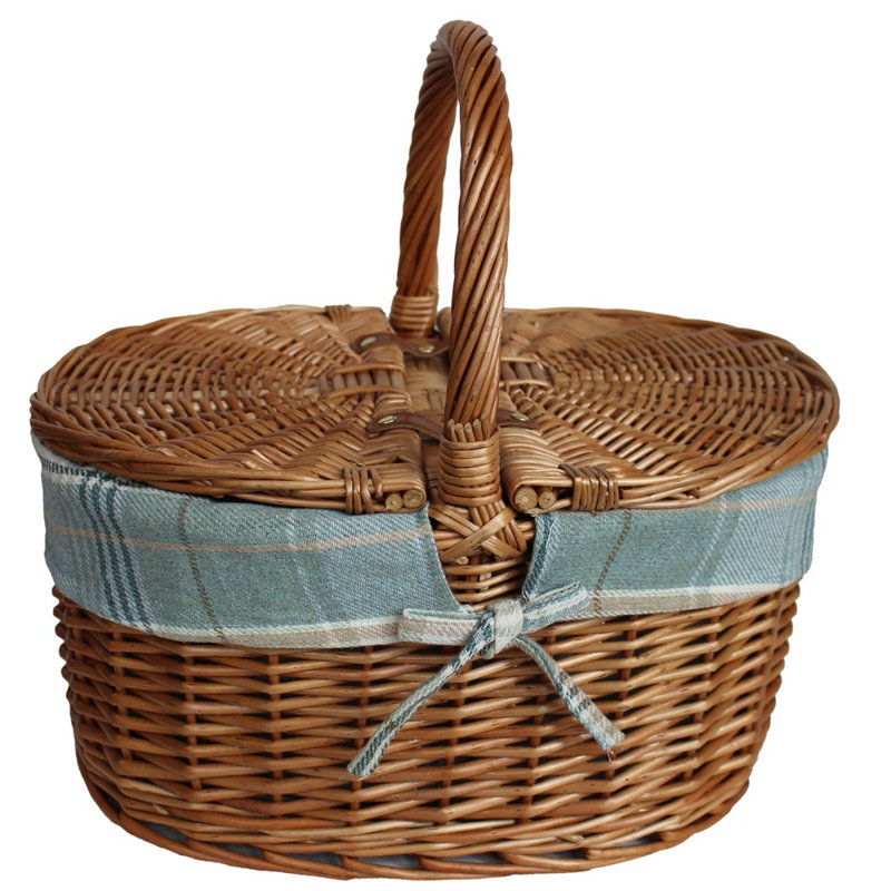 Lidded Oval Picnic Basket with Lining