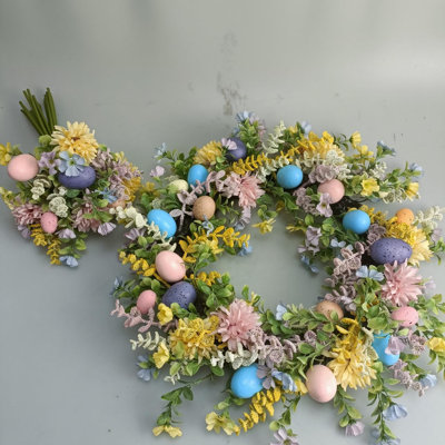 Couronne de œuf de Pâques 18 po avec fleurs printanières et verdure, couronne de porte artificielle avec base en rotin véritable, comprend 2 bouquets assortis, décor de porte d'entrée 18 22 24 po