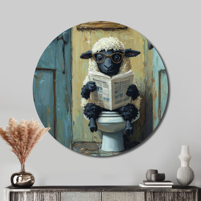 Mignon mouton lisant un journal dans la salle de bain I - Art mural rond en métal