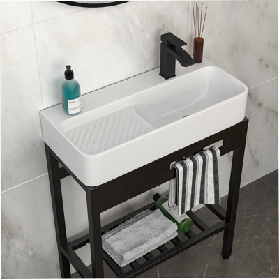 Lavabo console en céramique d'inspiration rétro 28 po x 12 po avec planche à laver intégrée, trop-plein et pieds noirs élégants