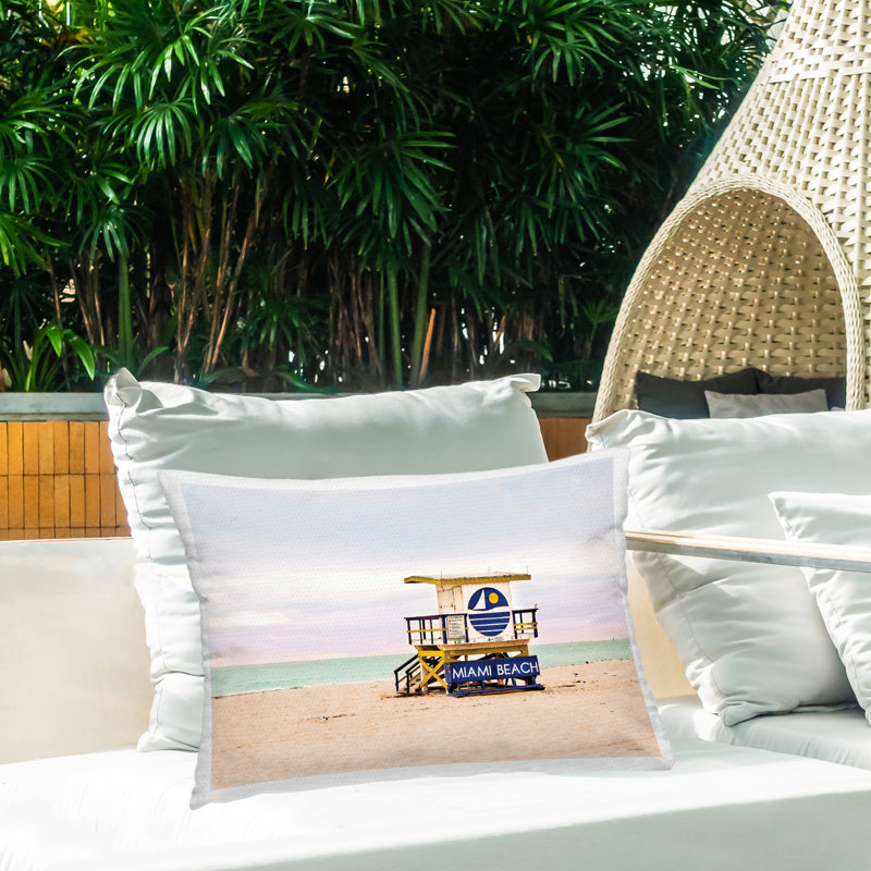 Coussin d'extérieur imprimé South Beach Beacon par Seven Trees Design, Plage beige