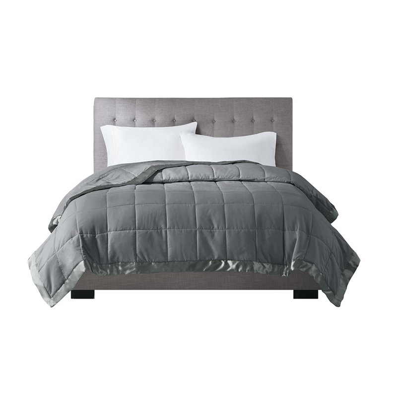 Couverture légère en duvet synthétique avec garniture en satin gris anthracite, Gris anthracite, L 108 po x l 90 po