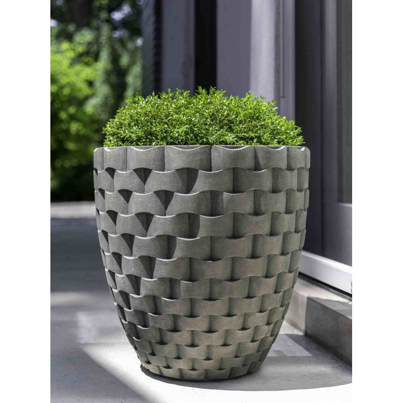 Pot de fleurs en pierre moulée M Weave, Pierre Alpine, H 22 po x l 21,75 po x p 21,75 po
